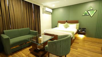 Superior-Doppelzimmer, 1 Doppelbett, eigenes Bad | Schreibtisch, laptopgeeigneter Arbeitsplatz, schallisolierte Zimmer