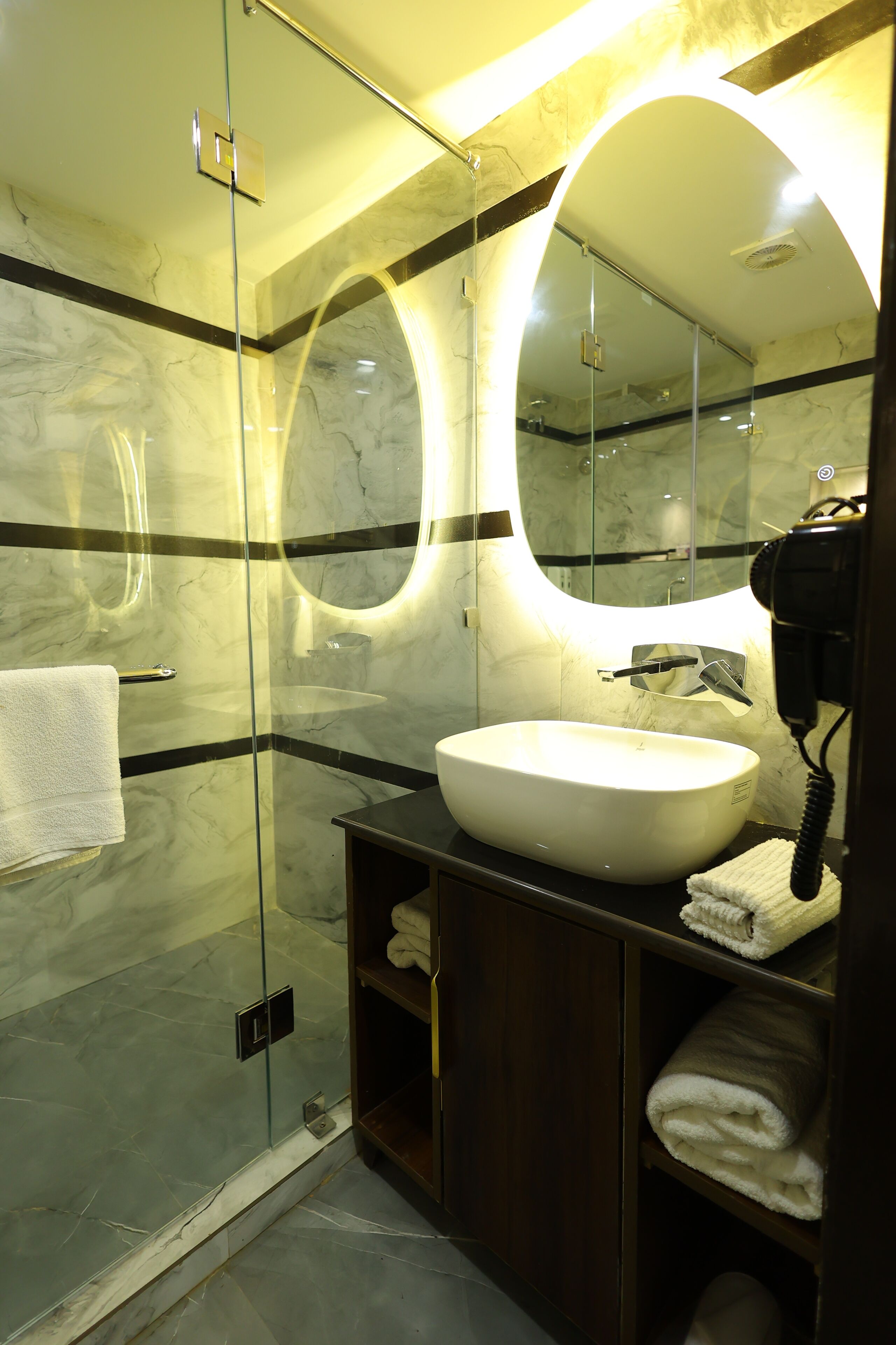 クラシック スイート ダブルベッド 1 台 専用バスルーム | バスルーム | シャワー、タオル、石鹸、シャンプー