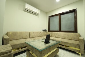 经典套房, 1 张双人床, 私人浴室 | 起居区