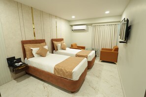 Basic-Doppelzimmer, 1 Doppelbett, eigenes Bad | Schreibtisch, laptopgeeigneter Arbeitsplatz, schallisolierte Zimmer