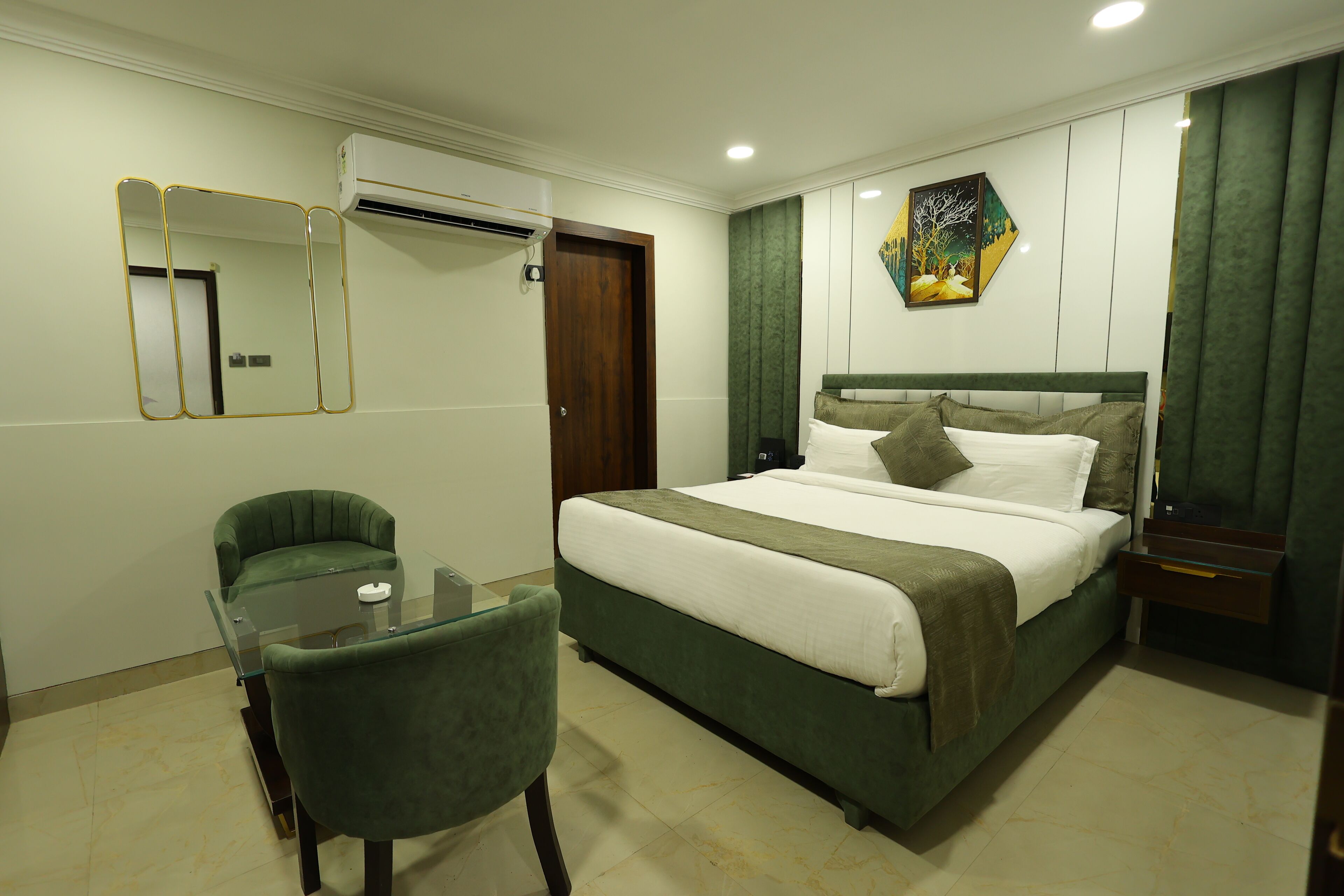 Basic-Doppelzimmer, 1 Doppelbett, eigenes Bad | Schreibtisch, laptopgeeigneter Arbeitsplatz, schallisolierte Zimmer