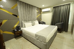 Habitación básica doble, 1 cama matrimonial, baño privado | Escritorio, espacio para trabajar con laptop y insonorización