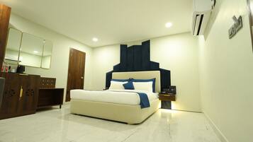 Klassieke suite, 1 tweepersoonsbed, privébadkamer | Een bureau, een laptopwerkplek, geluiddichte muren, gratis wifi