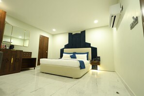 Klassieke suite, 1 tweepersoonsbed, privébadkamer | Een bureau, een laptopwerkplek, geluiddichte muren, gratis wifi