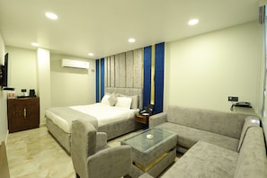 Habitación doble superior, 1 cama matrimonial, baño privado | Escritorio, espacio para trabajar con laptop y insonorización