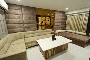 ห้องซิกเนเจอร์สวีท, เตียงใหญ่ 1 เตียง, ห้องน้ำส่วนตัว | บริเวณนั่งเล่น