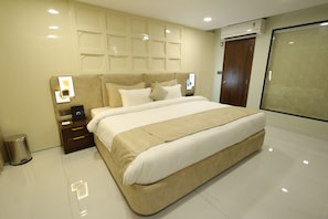 特色套房, 1 张双人床, 私人浴室 | 办公桌、笔记本电脑工作区、隔音、免费 WiFi