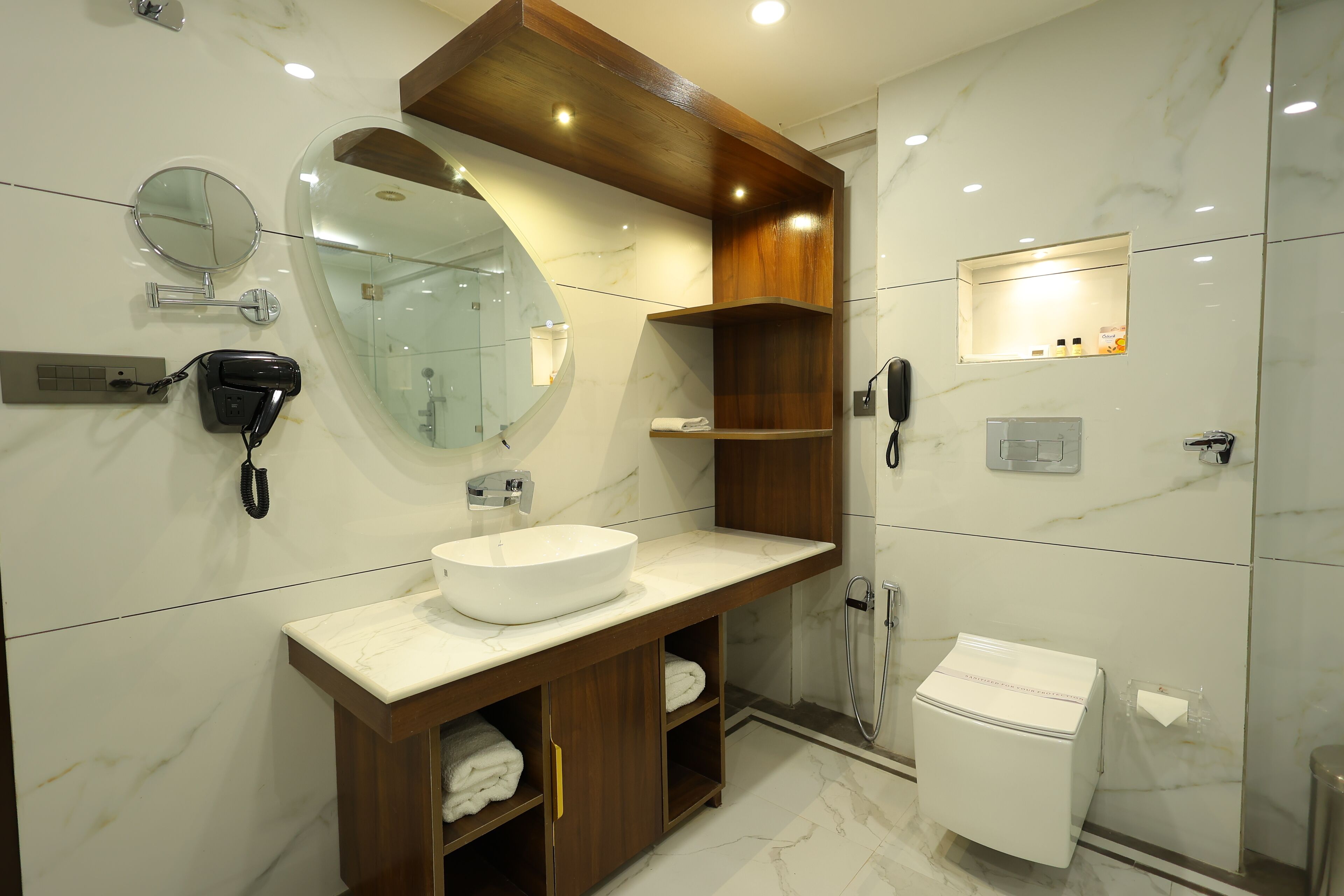 Suíte com design assinado, 1 cama de casal, banheiro privativo | Banheiro | Chuveiro, toalhas de banho, sabonete, shampoo