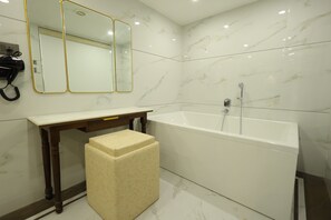 Suite Prestigio, 1 cama matrimonial, baño privado | Baño | Regadera, toallas, jabón, shampoo 
