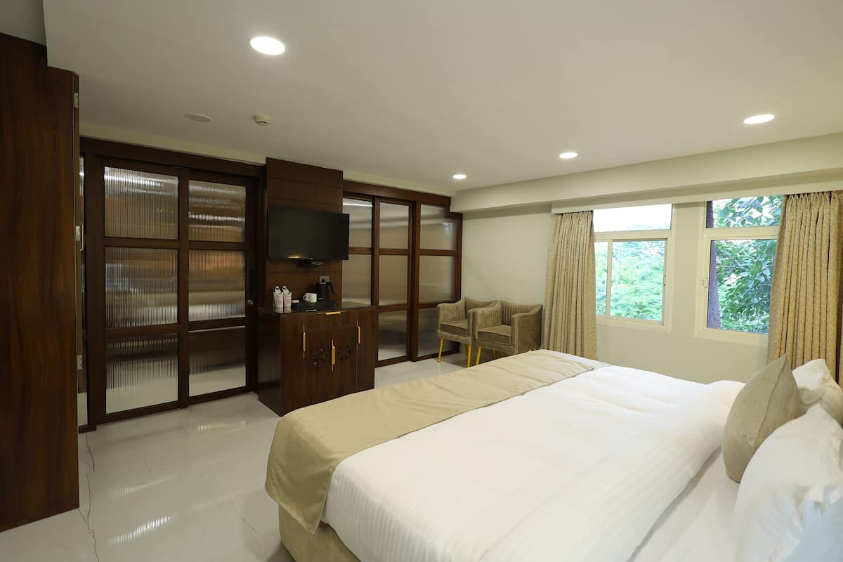 Signature Suite, 1 Double Bed, Private Bathroom | Desk, laptop workspace, soundproofing, free WiFi
