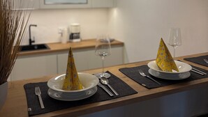 Cafetière/bouilloire, réfrigérateur, four, plaque de cuisson