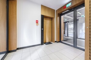 Leilighet – classic, terrasse, bakgårdsutsikt | Blendingsgardiner, strykejern/-brett, barnesenger og wi-fi (inkludert)