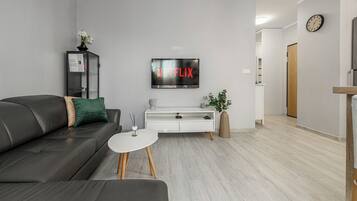 Leilighet – classic, terrasse, bakgårdsutsikt | Blendingsgardiner, strykejern/-brett, barnesenger og wi-fi (inkludert)