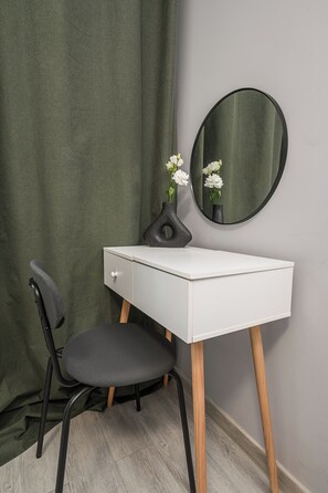 Apartamento clásico, patio, vistas al patio | Cortinas opacas y sistema de insonorización