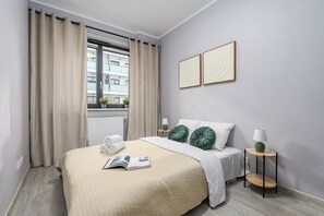 Apartamento clásico, patio, vistas al patio | Cortinas opacas y sistema de insonorización