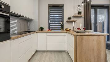 Leilighet – classic, terrasse, bakgårdsutsikt | Eget kjøkken | Kjøleskap, mikrobølgeovn, ovn og oppvaskmaskin