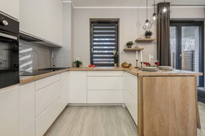 Leilighet – classic, terrasse, bakgårdsutsikt | Eget kjøkken | Kjøleskap, mikrobølgeovn, ovn og oppvaskmaskin