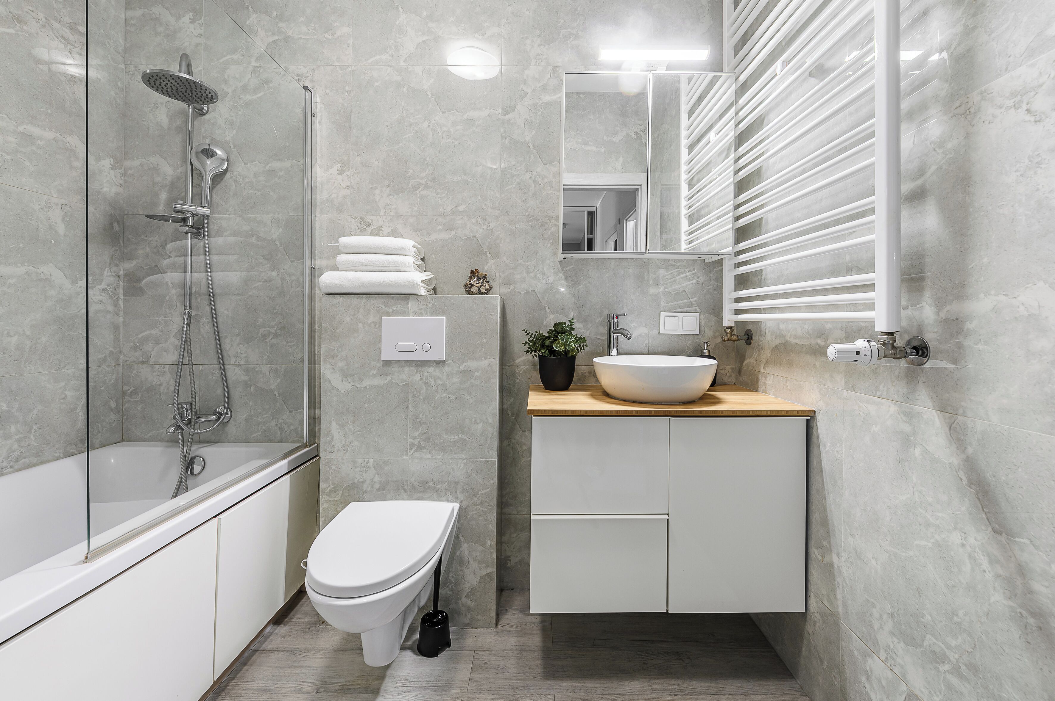 Classic Apartment, Patio, Courtyard View | Bathroom | Bathtub, hair dryer, towels, soap