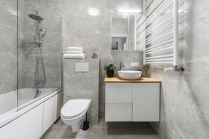Apartamento clásico, patio, vistas al patio | Baño | Bañera, secador de pelo, toallas y jabón