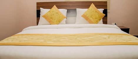 Deluxe kamer, balkon, uitzicht op stad | Een bureau, een laptopwerkplek, verduisterende gordijnen