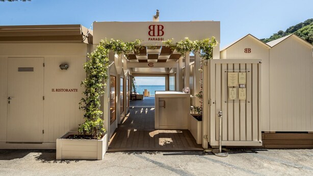 A beachside building with a covered entrance, a visible restaurant named 'IL RISTORANTE,' and a clear view of the sea. - PETITE PARAGGI - Sea View and Comfort (Paraggi)