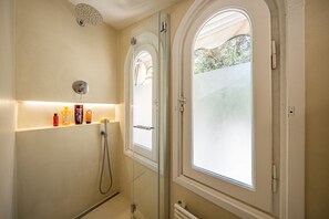 Regadera, secadora de cabello, bidet, toallas 