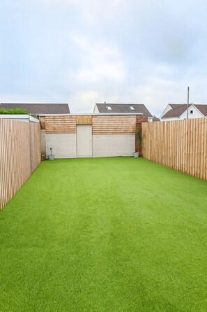 Property grounds - Family Friendly 4 Bedroom House (Nelson)