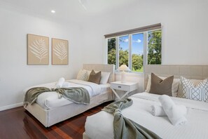 3 habitaciones, tabla de planchar con plancha, wifi y ropa de cama 