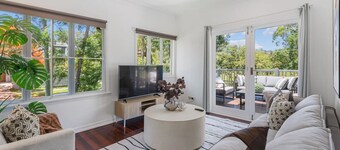 Sunny 3BR Upstairs Apartment | Shops & Transport