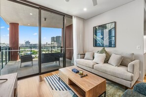 TV - Modern 2BR City Retreat |Heart of Vibrant West End (West End)