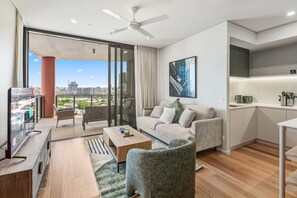 TV - Modern 2BR City Retreat |Heart of Vibrant West End (West End)