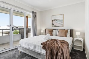 4 slaapkamers, een bureau, een strijkplank/strijkijzer, wifi