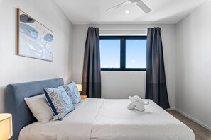 Iron/ironing board, WiFi, bed sheets - 2BR Modern Apartment w/ Balcony | Great Location (MacGregor)