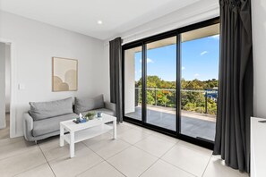 TV - 2BR Modern Apartment w/ Balcony | Great Location (MacGregor)