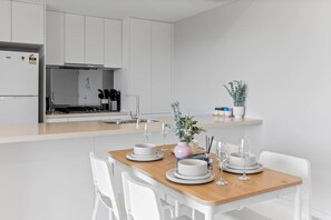 Dining - 2BR Modern Apartment w/ Balcony | Great Location (MacGregor)