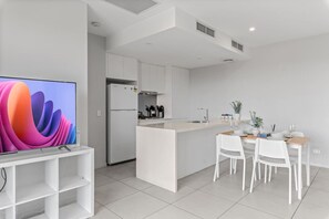 Fridge, microwave, oven, dishwasher - 2BR Modern Apartment w/ Balcony | Great Location (MacGregor)
