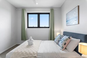 Iron/ironing board, WiFi, bed sheets - 2BR Modern Apartment w/ Balcony | Great Location (MacGregor)