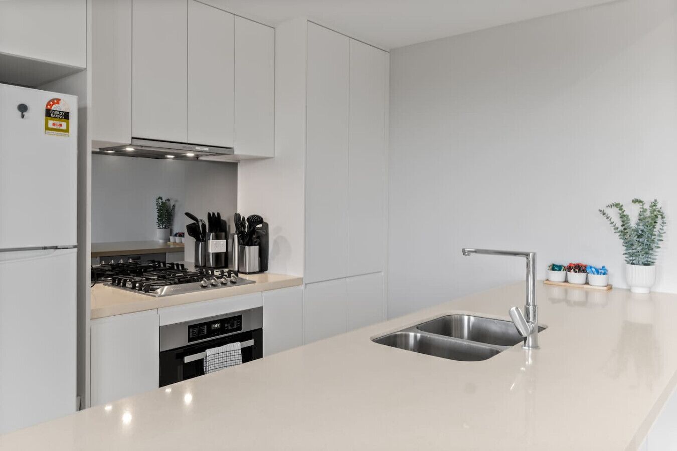 雪櫃、微波爐、焗爐、洗碗機