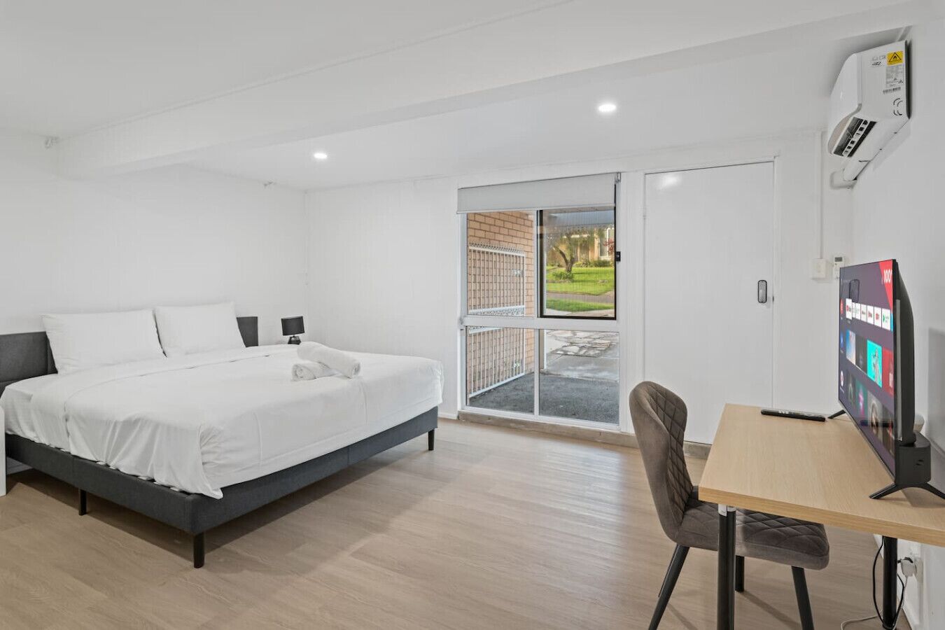 Iron/ironing board, WiFi, bed sheets