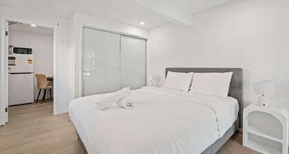 Private King-bed Suite Near Garden City w/ Kitchen