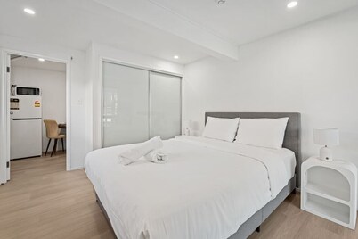 Private King-bed Suite Near Garden City w/ Kitchen