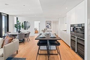 Dining - Modern Skyline Apartment | 3BR with Pool & Gym&tub (Fortitude Valley)