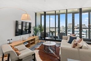 TV - Modern Skyline Apartment | 3BR with Pool & Gym&tub (Fortitude Valley)