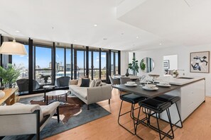 TV - Modern Skyline Apartment | 3BR with Pool & Gym&tub (Fortitude Valley)