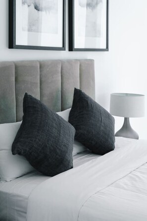 3 habitaciones, tabla de planchar con plancha, wifi y ropa de cama 