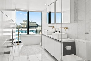 Hair dryer - Modern Skyline Apartment | 3BR with Pool & Gym&tub (Fortitude Valley)