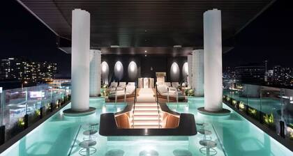 Modern Skyline Apartment | 3BR with Pool & Gym&tub