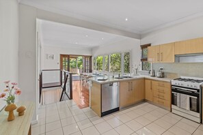 Fridge, microwave, oven, stovetop - Spacious 4-Bed 2-LivingRoom | Near Hospital & CBD (Tarragindi)