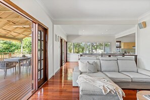 TV - Spacious 4-Bed 2-LivingRoom | Near Hospital & CBD (Tarragindi)