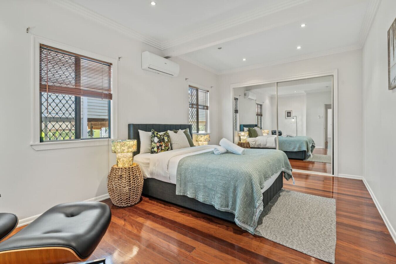 4 bedrooms, iron/ironing board, WiFi, bed sheets